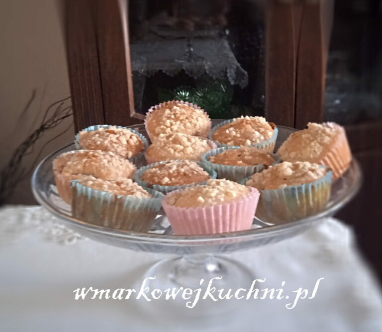 Muffinki z rabarbarem i kruszonką