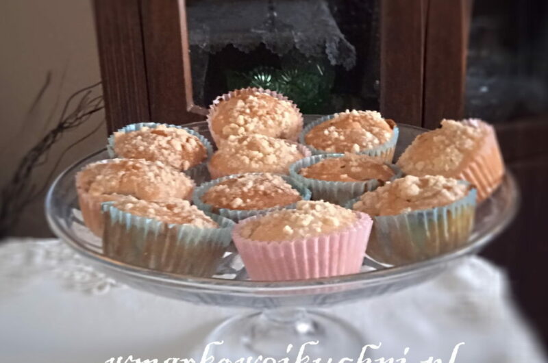 Muffinki z rabarbarem i kruszonką