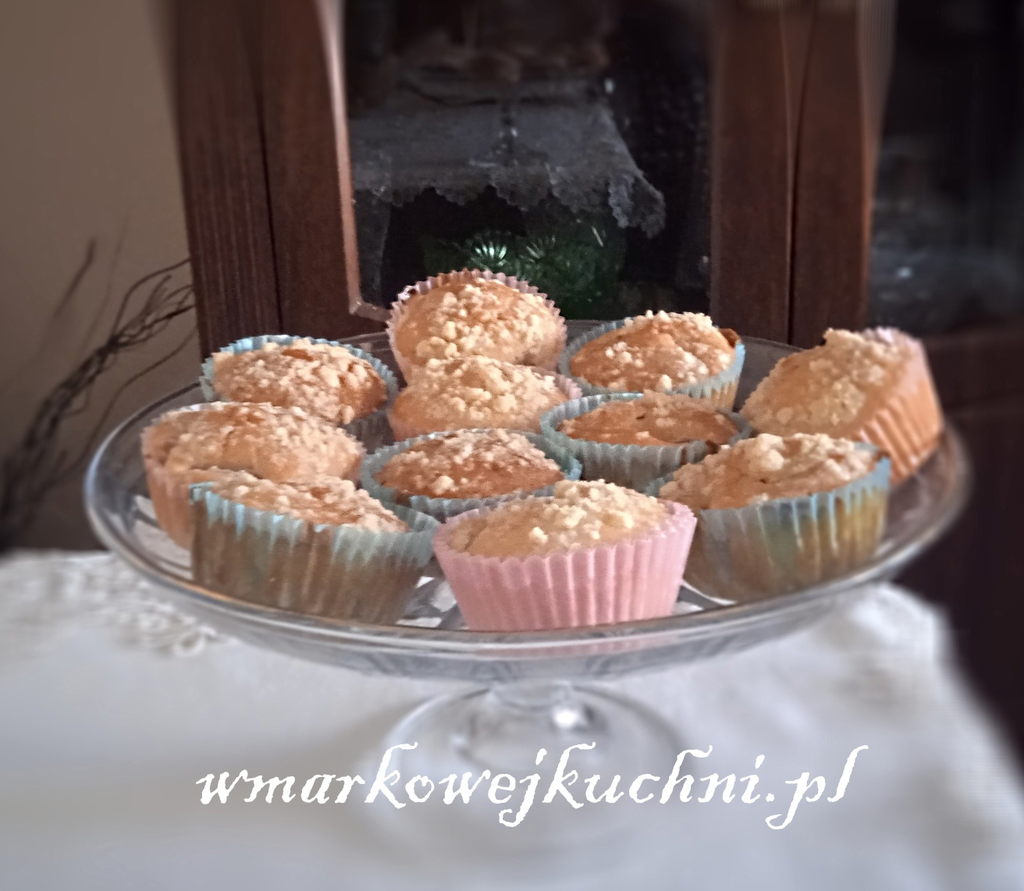 Muffinki z rabarbarem i kruszonką