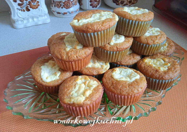 Muffinki marchwiowe z masą twarogową