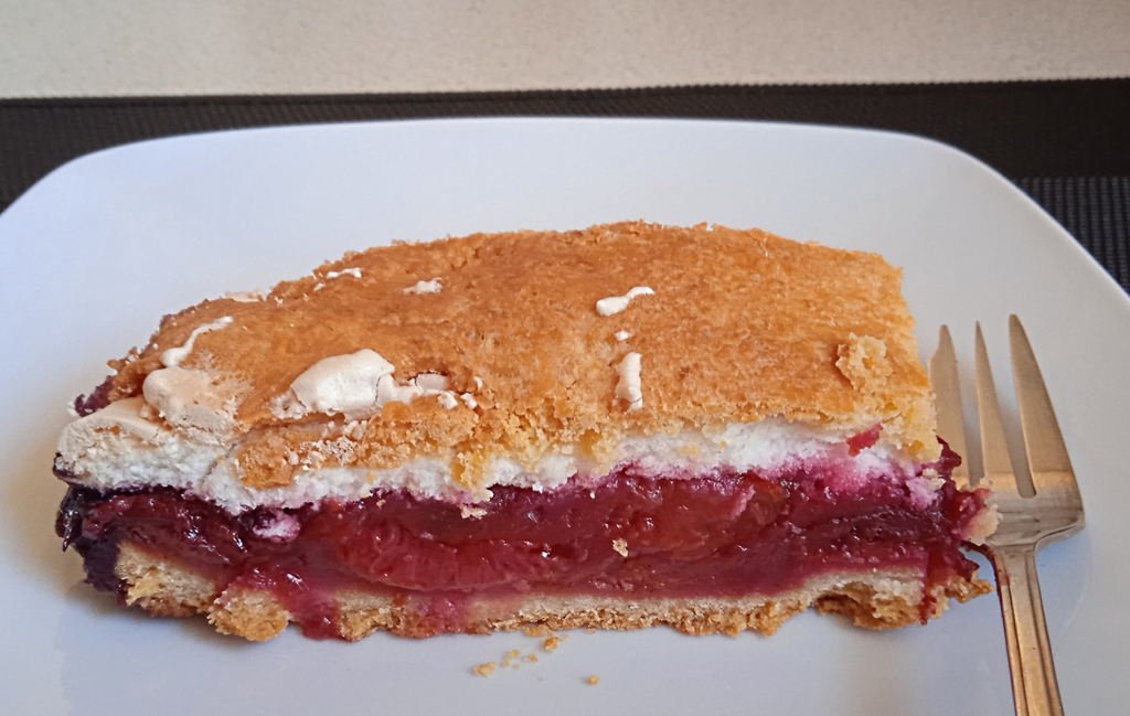 ciasto ze smażonymi śliwkami