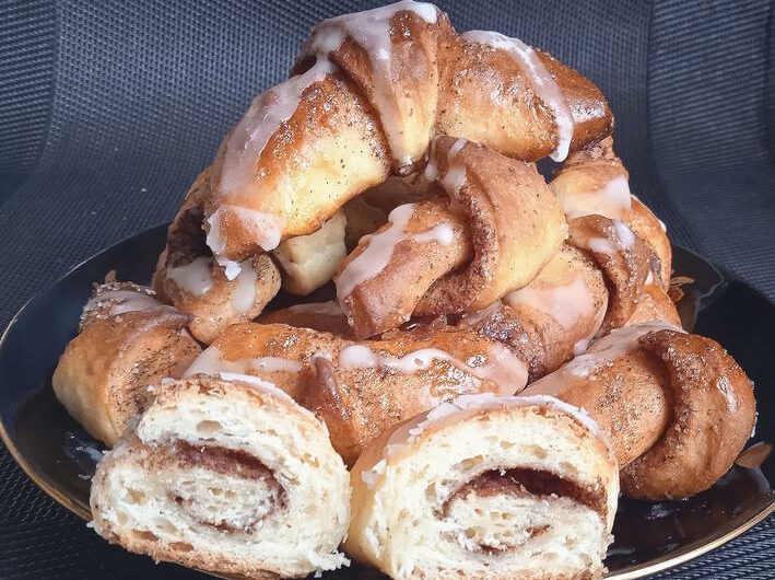 Drożdżowe rogaliki cynamonowe