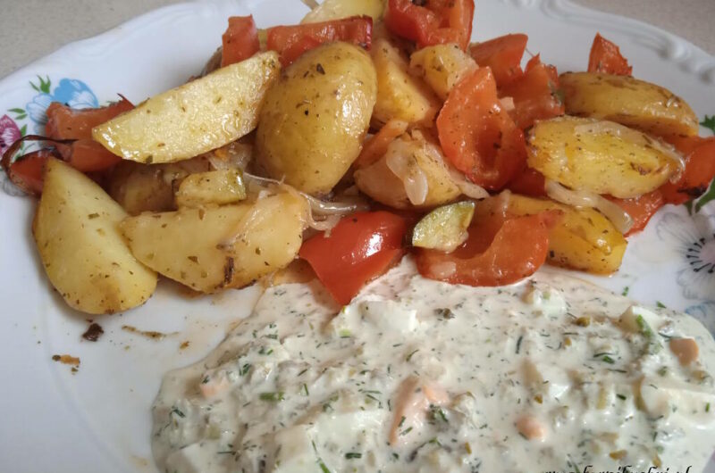 Zapiekanka warzywna z sosem ogórkowym