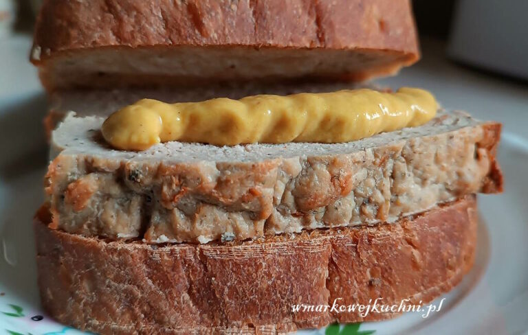 Leberkäse podane ze świeżym chlebem i musztardą