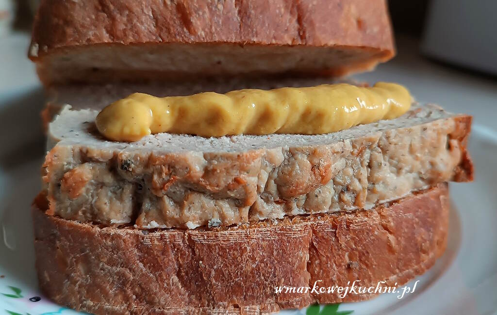 Leberkäse podane ze świeżym chlebem i musztardą