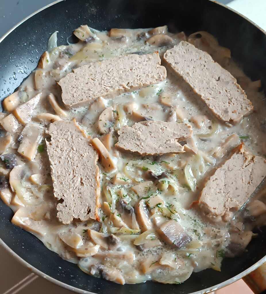 Leberkäse podane w sosie pieczarkowym