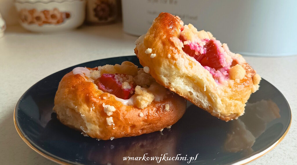Drożdżówki z rabarbarem